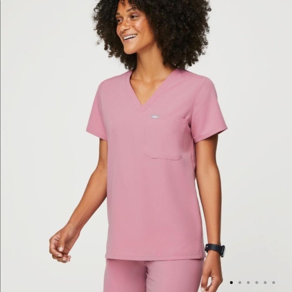 Women’s Figs Chalk Pink Catarina One Pocket Top